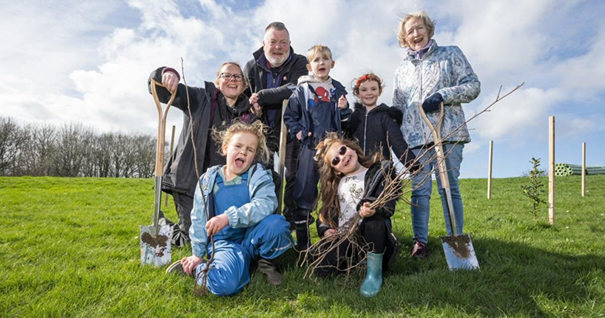 Heage School Kids Dig In For Derbyshire's Heartwood Community Forest
